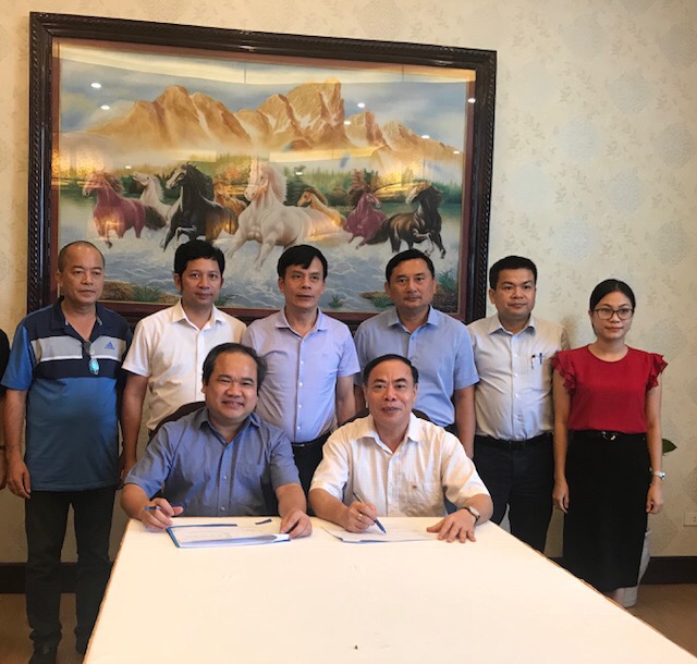 Ông Nguyễn Mạnh Cường - Giám đốc Sở Du lịch Nghệ An và Ông Trương Công Thắng - Chủ tịch HĐQT, Tổng Giám đốc Công ty CP hàng tiêu dùng Masan ký kết Kế hoạch triển khai thỏa thuận hợp tác giai đoạn 2019 - 2025